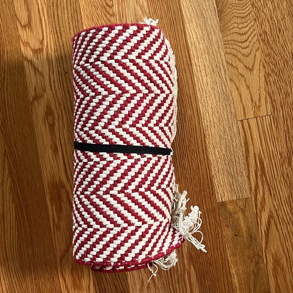 Harris Table Runner Chili Red NWT - Picture 12 of 12